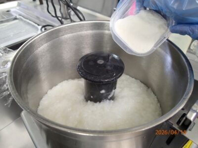 お粥が熱いうちに全粥とゼリー化剤を入れます